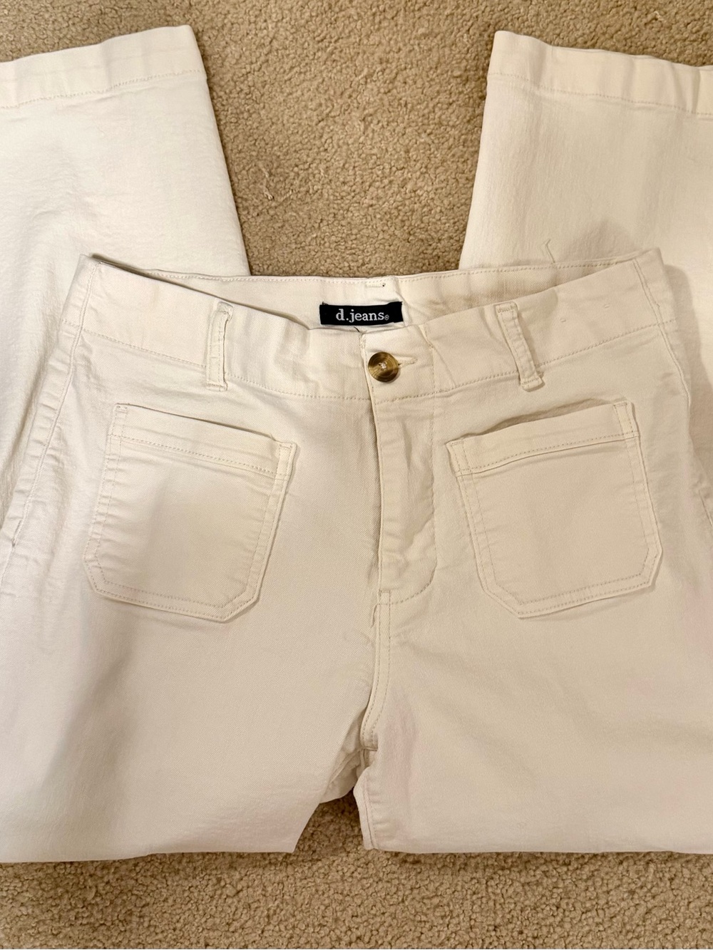 d. jeans Off-White Cropped Straight Jeans with Cream & Brown Gold-tone Button